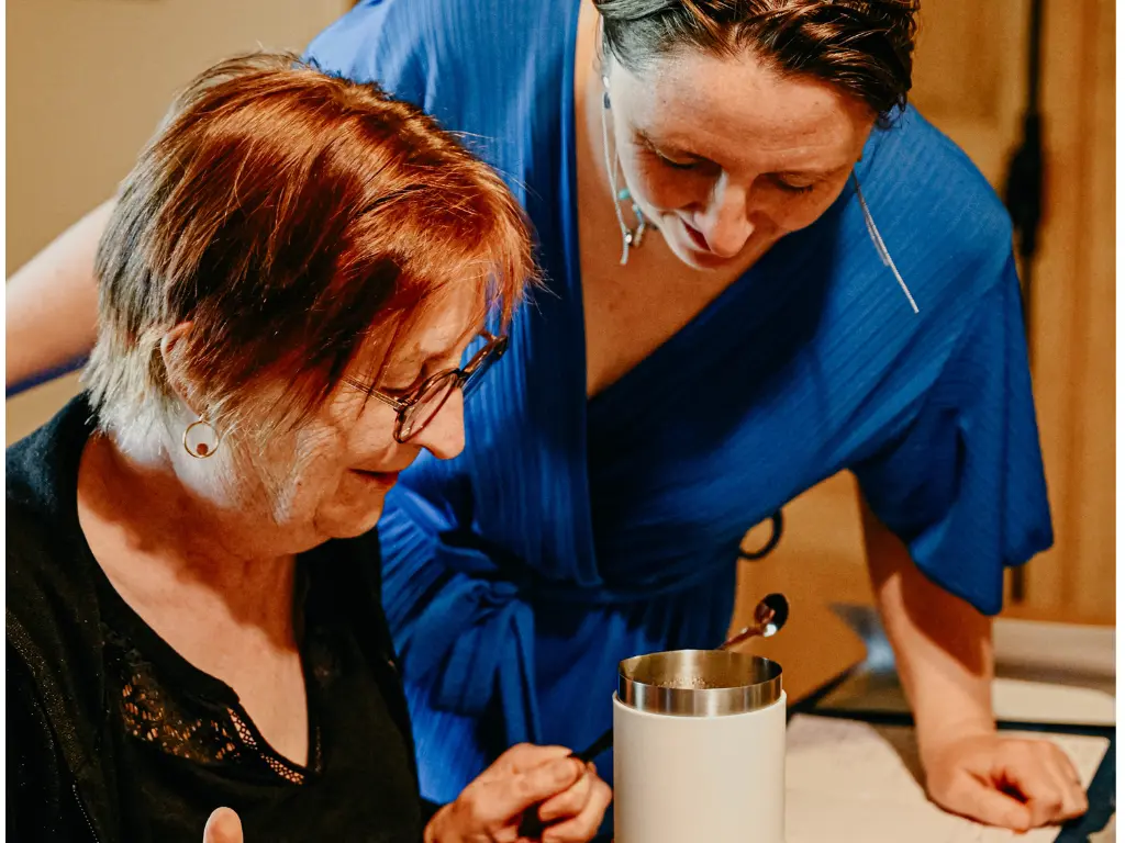 Isabelle observant une participante en train de réaliser sa crème