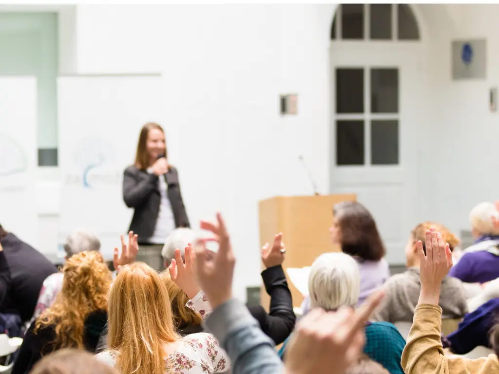Conférence où les participants interagissent