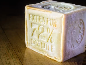 Bloc de véritable savon de marseille, vert olive et aux bords irréguliers