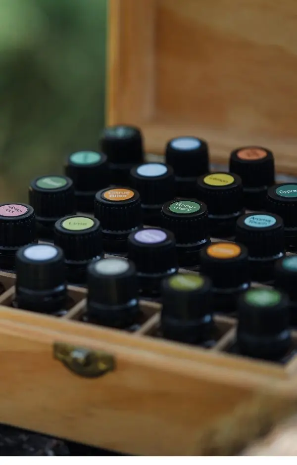 Boîte remplie de différentes huiles essentielles, comme une pharmacie naturelle