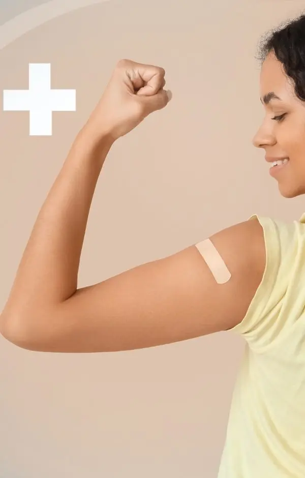 Femme montrant sa force, avec un signe plus désignant l'immunité